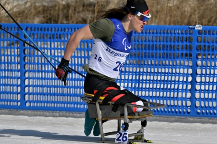 หิมะและเสื้อยืดที่เฉอะแฉะเมื่อ Winter Paralympics เมื่อร้อน