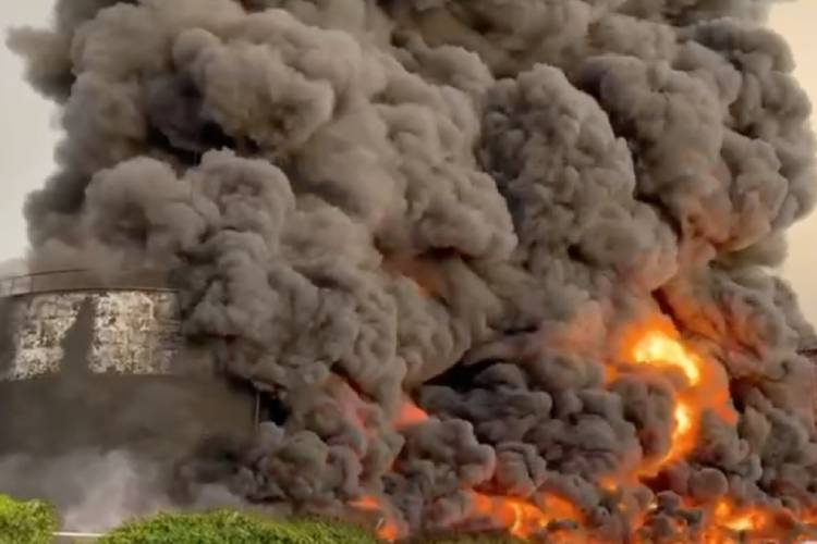 ไฟไหม้คลังน้ำมันไครเมีย เมืองที่รัสเซียยึดครองในยูเครน
